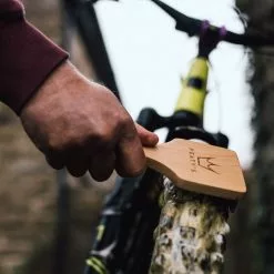 Peaty's Bandenborstel 11 Peaty's Bandenborstel -Park Tool Verkoop Tyre Brush In Use scaled